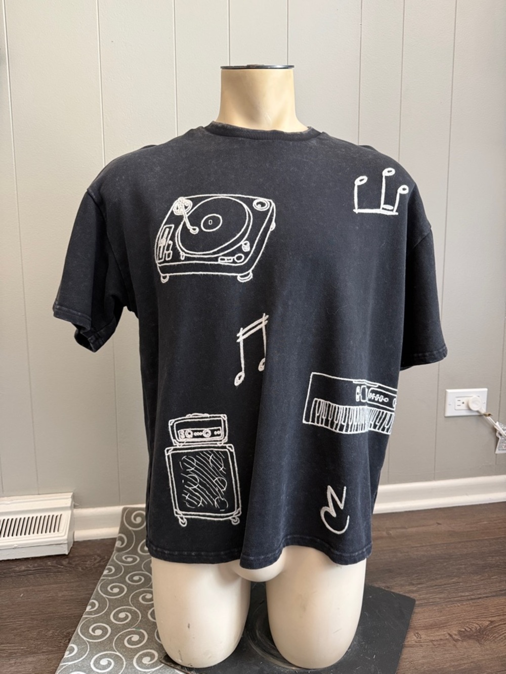 Z Forever 21 Men’s Small Black Graphic Short Sleeve Tee Embroidered Music